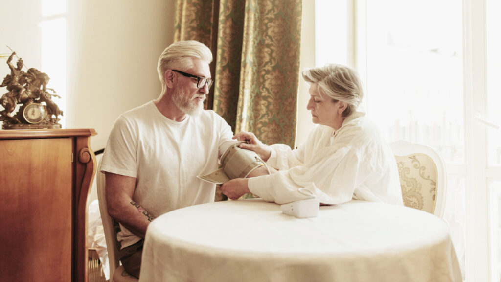 Mesa con frutas, verduras y alimentos naturales que apoyan la salud cardiovascular